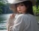 欧美风格户外泳池场景，阳光强烈，比基尼美女倚在泳池边，色彩鲜艳
